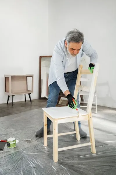 cómo pintar sillas de madera para transformar tu espacio